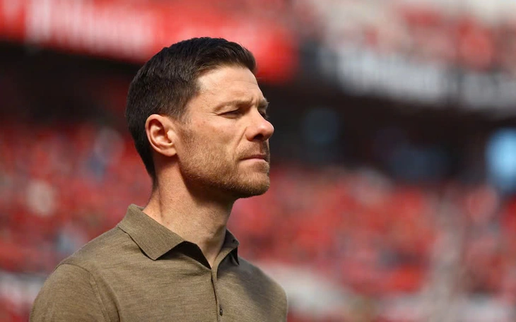 Xabi Alonso trầm tư sau khi bị sa thải khỏi Real Madrid tháng 1/2026.